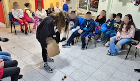 Μαθητές παίζουν ομαδικό παιχνίδι στο Κέντρο